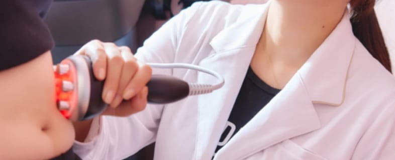 スタッフが機械をお客さんに押し当てている様子